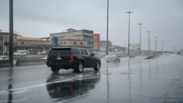 عاجل.. عاجل: عاصفة رعدية مدمرة تضرب الجوف… الأرصاد تحذر: الرؤية صفر والصواعق خطيرة حتى فجر الثلاثاء!