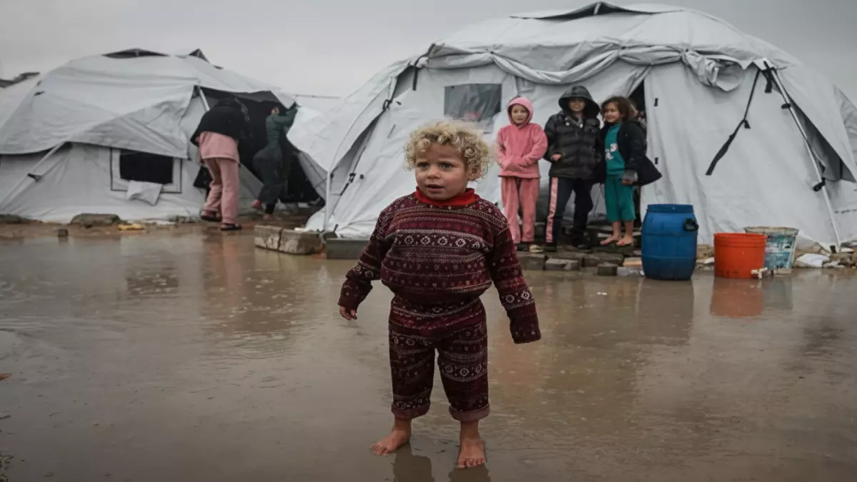 عاجل.. عاجل: كارثة “بيرون” تغرق 53 ألف خيمة في غزة و11 شهيداً تحت الأنقاض… هل ينقذ المجتمع الدولي ما تبقى؟