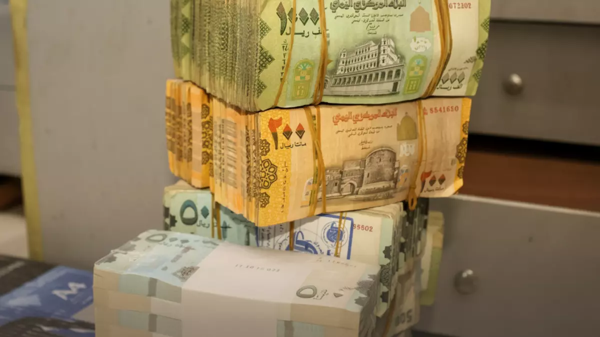 عاجل.. عاجل: عدن تشهد انفراجة مالية تاريخية – صرف مرتبات عسكرية ومدنية لأول مرة منذ شهور!