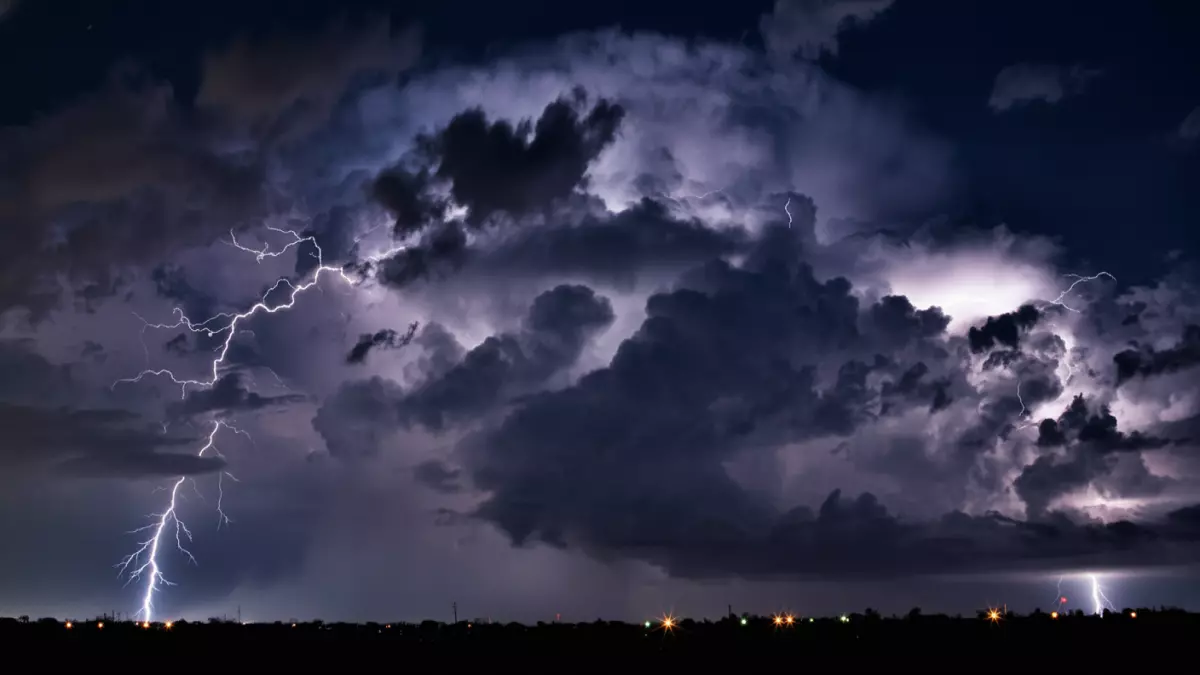 عاجل.. عاجل: عاصفة جوية شاملة تضرب 9 مناطق بالمملكة – ثلوج وصواعق مدمرة حتى منتصف الليل!