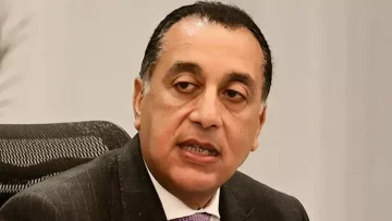 عاجل.. مشهد مؤثر: نجوم الفن والإعلام يتوافدون على مسجد عمر مكرم لعزاء والدة عماد حسين