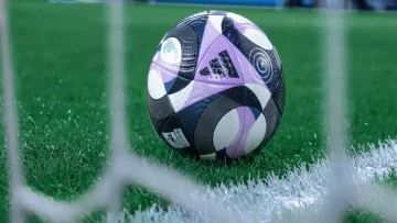 عاجل.. فيفا يعاقب ضمك بالحرمان 18 شهراً من التعاقدات… فارس الجنوب في مأزق تاريخي!