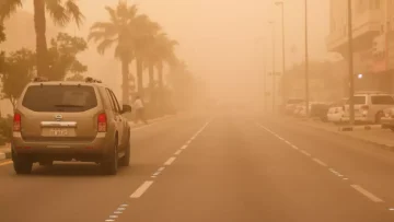 عاجل.. عاجل: عاصفة ترابية مرعبة تضرب المملكة وتخفي الشوارع تماماً – شاهد اللحظات المخيفة!