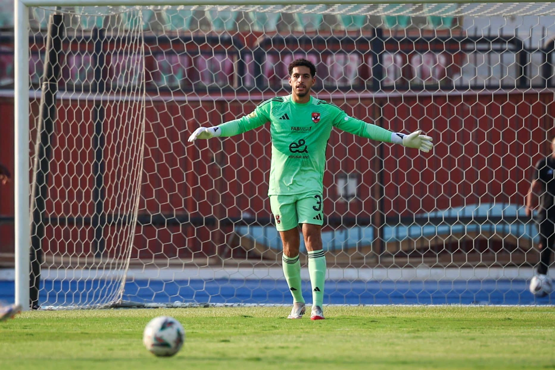 عاجل.. نادِ إسباني يهدد بقاء مصطفى شوبير في الأهلي.. التفاصيل كاملة