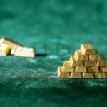 أسعار الذهب تتكبد ثالث خسارة أسبوعية متتالية.. قوة الدولار وتشدد الفيدرالي يضغطان على المعدن النفيس
