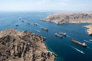 إيران ترسل وفدا رسميا لـ عمان لبحث مستقبل الملاحة في مضيق هرمز