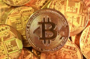 البيتكوين تهبط دون 70 ألف دولار لأول مرة منذ أبريل