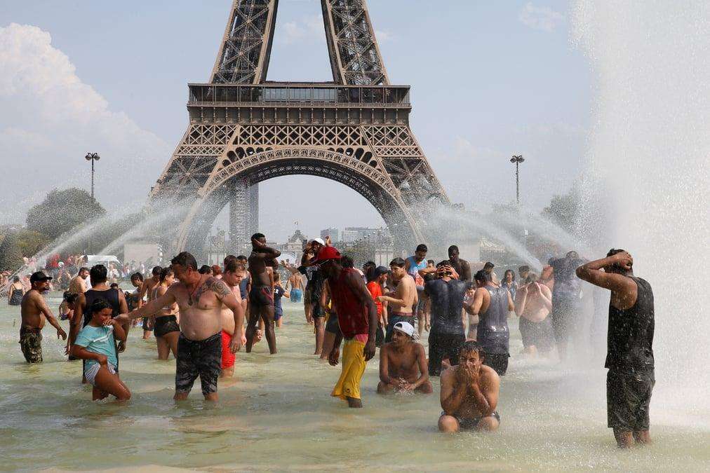 الحرارة تخرج عن السيطرة في أوروبا.. فرنسا تحظر الكحول وألمانيا تغلق طرقًا سريعة