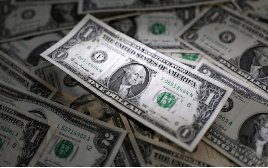 الدولار الأمريكي يرتفع لأعلى مستوى في 13 شهرًا بضغط من توقعات الفائدة
