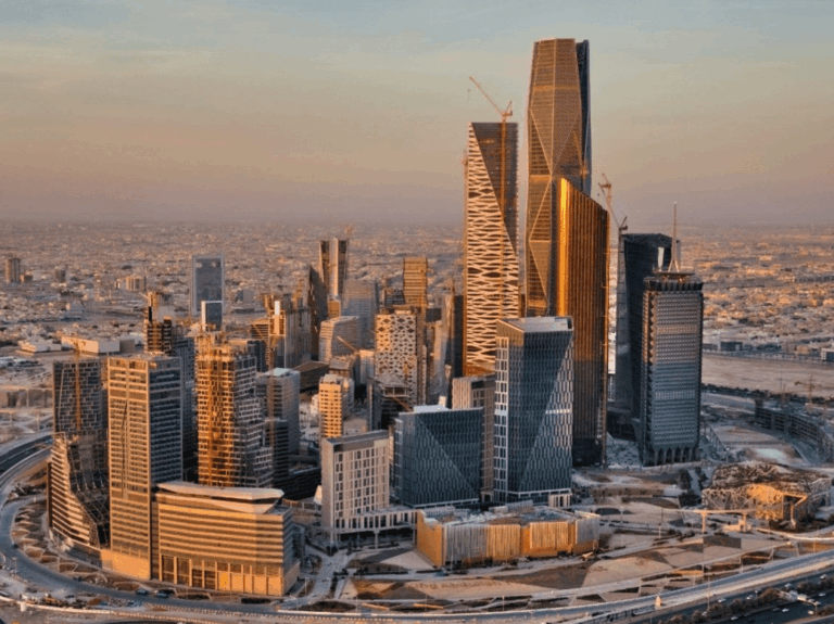 السعودية تحدد مناطق تملك الأجانب للعقارات وتفتح آفاقاً استثمارية جديدة