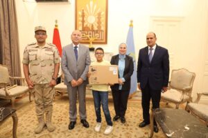 بعد لقاء الدفاع الشعبي.. محافظ القاهرة يحقق حلم طفل المقطم (صور)