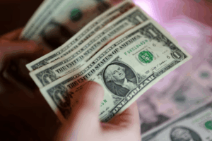 تراجع سعر الدولار أمام الجنيه المصري اليوم