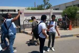 تفتيش طلاب الثانوية العامة 2026 بالعصا الإلكترونية لمنع حيازة الهواتف قبل الامتحانات
