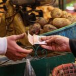 توقعات بانخفاض التضخم في مصر إلى 14.5% في مايو ومحللون يحذرون من عودته للارتفاع
