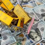 خبير اقتصادي: ارتفاع الدولار عالميًا ينعكس بشكل مباشر على أسعار الذهب