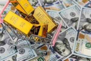 خبير اقتصادي: ارتفاع الدولار عالميًا ينعكس بشكل مباشر على أسعار الذهب