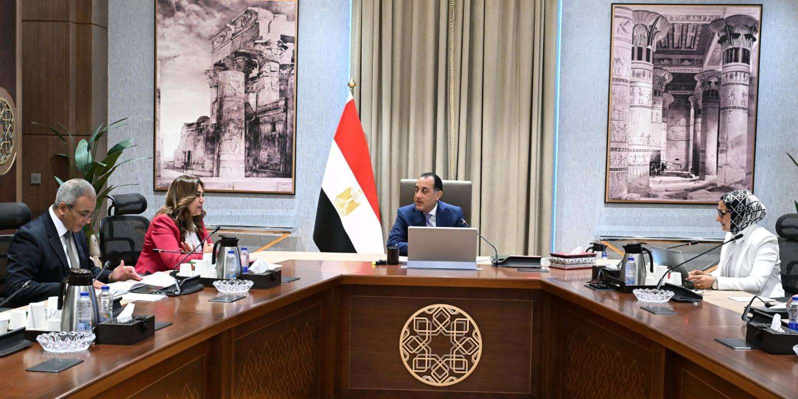 رئيس الوزراء يتابع موقف تنفيذ المشروعات الخدمية والتنموية بمحافظة الوادي الجديد
