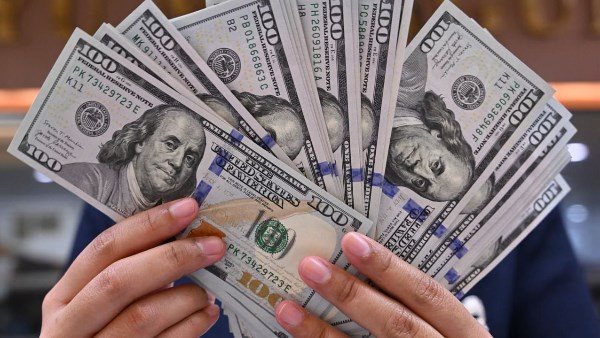 سعر الدولار اليوم يفاجئ المصريين بتراجع جديد