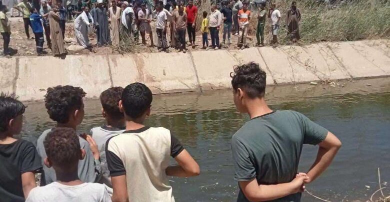 شاهد.. مصرع 8 أطفال سقط بهم تروسيكل في ترعة بأسيوط