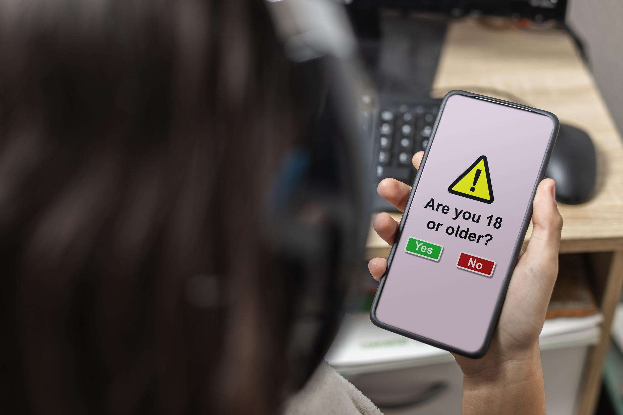 قرار إماراتي بحظر استخدام السوشيال ميديا لمن هم دون 15 عاماً