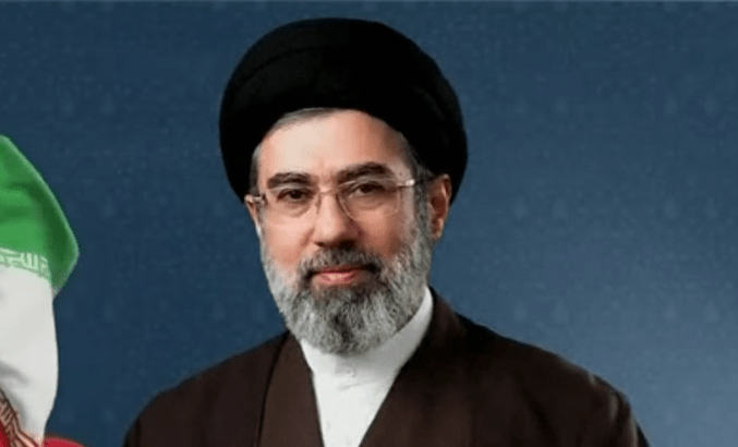 مجتبى خامنئي والاتفاق المرتقب مع واشنطن.. دعم حذر أم موافقة مشروطة؟