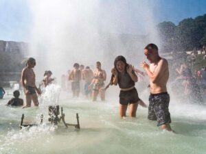 موجة حر تاريخية تدفع الفرنسيين إلى الفنادق بحثاً عن التكييف.. والمسابح تتحول إلى ملاذ للهروب من درجات الحرارة القياسية