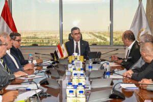 وزير التموين يبحث مع شعبة المواد الغذائية تطوير منظومة الدعم ومشروع 