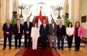 وزير الخارجية يوجه بتوسيع نطاق القوافل الطبية بإفريقيا لنقل الخبرات ودعم النظم الصحية