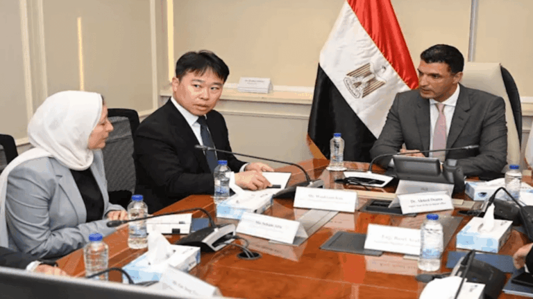 وزير الصناعة يبحث مع سامسونج خطط التوسع وتعزيز التصنيع المحلي بمصر
