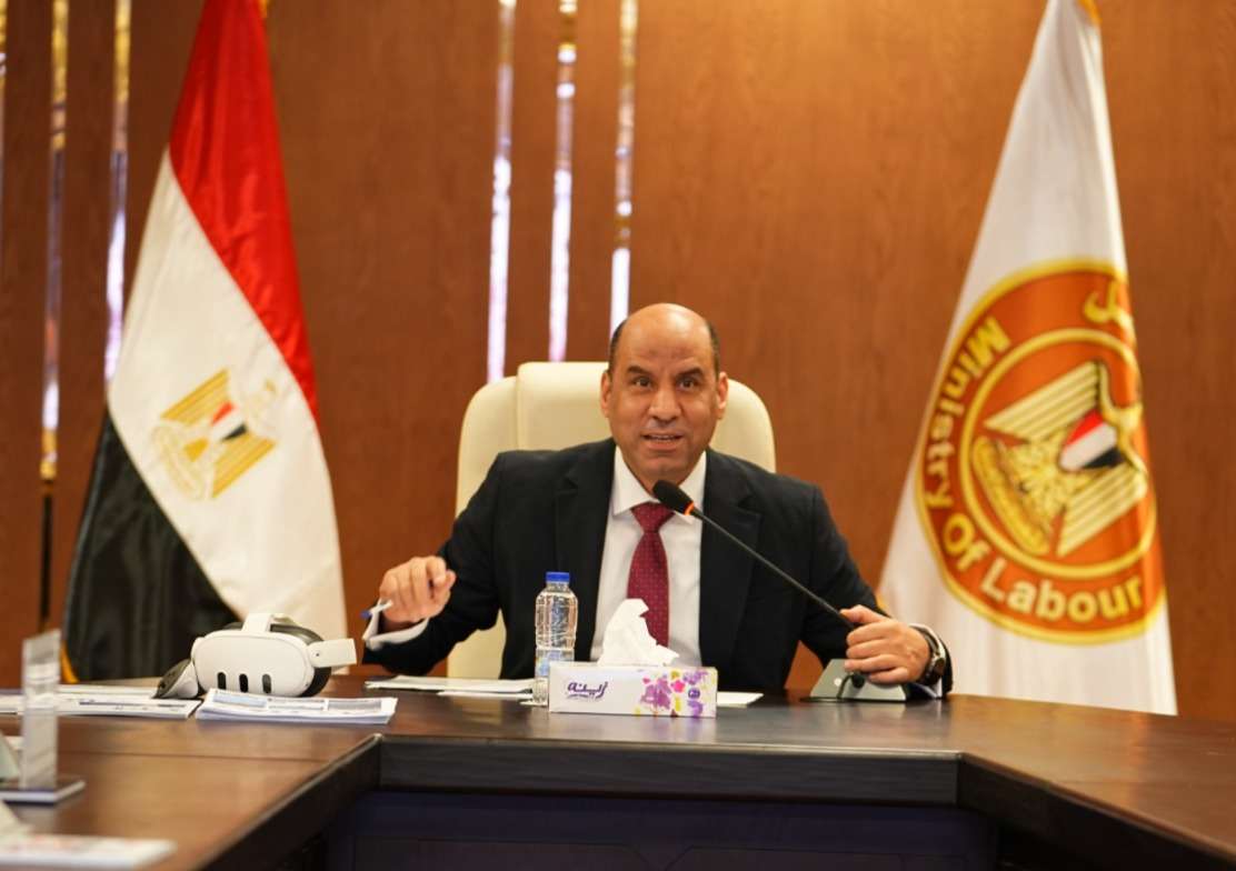 وزير العمل يناقش عددا من الملفات الهامة بشأن قانون العمل الجديد والتعويضات