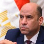 وزير العمل يوجه بمتابعة حادث انقلاب سيارة تقل عمالًا بطريق العلمين