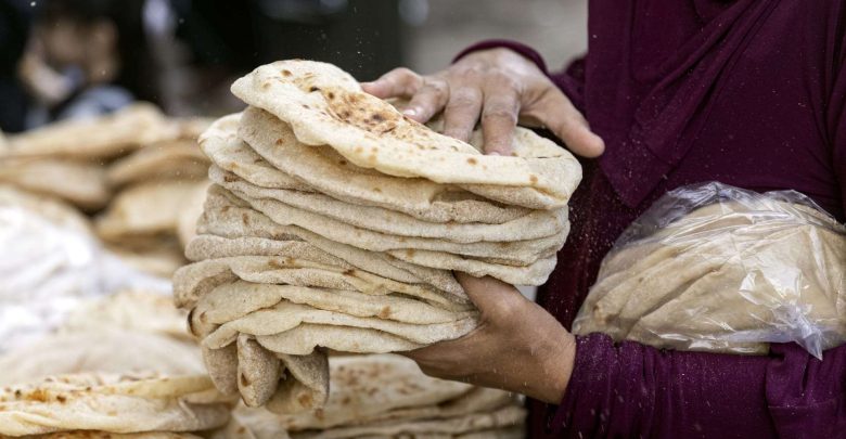 5 أيام ويبدأ التطبيق.. زياد سعر رغيف الخبز المدعم لجنيه ونصف وتقليل العدد لـ4 للفرد الواحد | ما القصة؟