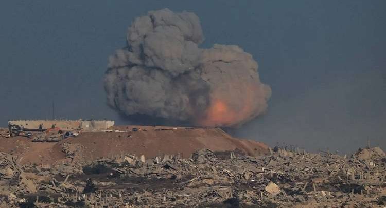 إصابة 14 شخصًا بينهم أطفال ونساء في غارة إسرائيلية على غزة