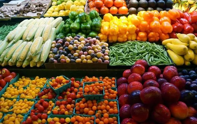 الطماطم تبدأ من 6 جنيهات.. أسعار الخضار والفاكهة اليوم الجمعة