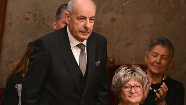 المجر.. رئيس البلاد يوقع تعديلا دستوريا يمهد لرحيله عن الحكم
