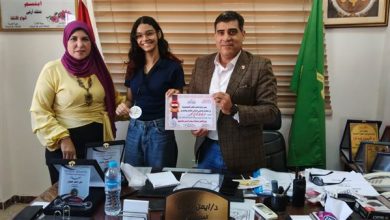 تكريم نورهان كمال لاعبة النادي الأهلي تقديرًا لإنجازاتها الرياضية في إدارة كفر شكر التعليمية