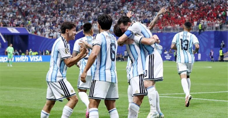 حكم سابق بالدوري الإنجليزي: منتخب مصر عانى من "تحكيم متناقض".. والأرجنتين محظوظة
