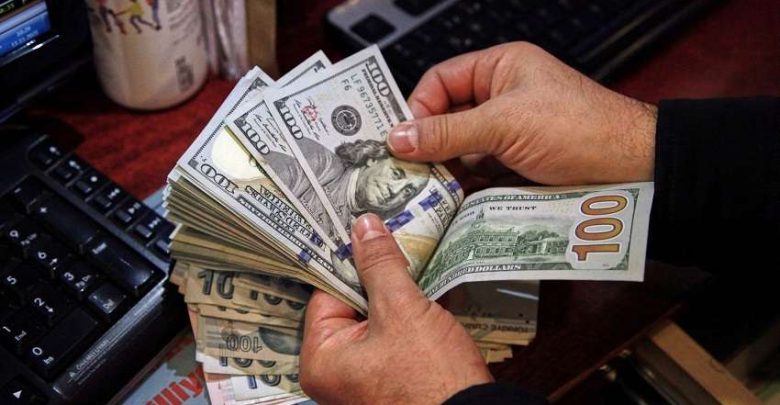 خبير مصرفي: تحويلات المصريين بالخارج حائط صد لاستقرار سعر الصرف