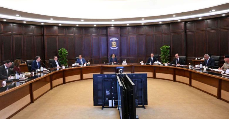 رئيس الوزراء يتابع الخطوات التنفيذية للتعيين حديثاً واختيار الوظائف القيادية والإشرافية بالجهاز الإداري للدولة