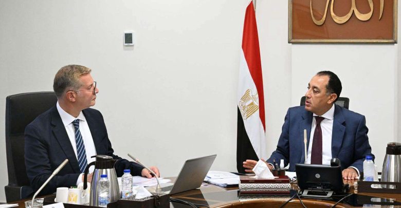 رئيس الوزراء يتابع مشروعات البترول والغاز.. وإنتاج النفط يسجل أعلى مستوى في عامين