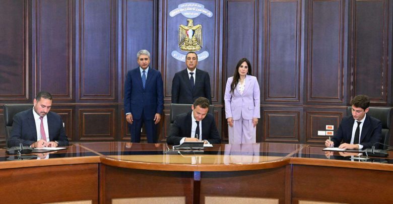 رئيس الوزراء يشهد توقيع اتفاقية لتطوير أكثر من 1800 غرفة وجناح فندقي