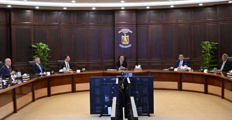 رئيس الوزراء يناقش وضع الأطر التنفيذية لمواجهة المخاطر السلبية لمواقع التواصل الاجتماعي