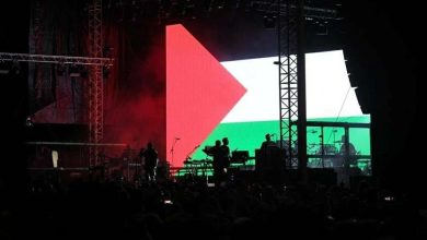 سنغافورة تحظر دخول عضوي فرقة موسيقية بريطانية لرفعهما العلم الفلسطيني