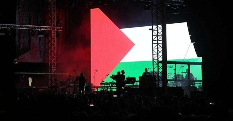 سنغافورة تحظر دخول عضوي فرقة موسيقية بريطانية لرفعهما العلم الفلسطيني