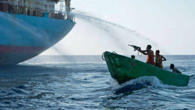 على متنها 20 شخصًا.. قراصنة صوماليون يختطفون سفينة وقود في خليج عدن