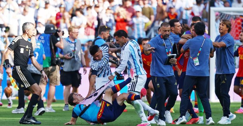 فيديو | تفاصيل اعتداء لاعبي الأرجنتين على إسبانيا في نهائي كأس العالم