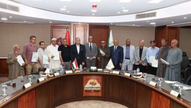 محافظ الجيزة يسلم 23 عقدًا لتقنين أراضي أملاك الدولة