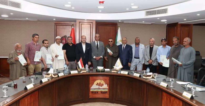 محافظ الجيزة يسلم 23 عقدًا لتقنين أراضي أملاك الدولة