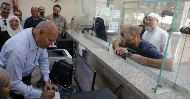 محافظ القاهرة يجري جولة مفاجئة بالمركز التكنولوجي بحي التبين لمتابعة جودة الخدمات