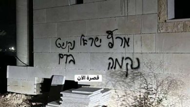 مستوطنون يضرمون النار بمسجد في قصرة جنوب نابلس.. صور